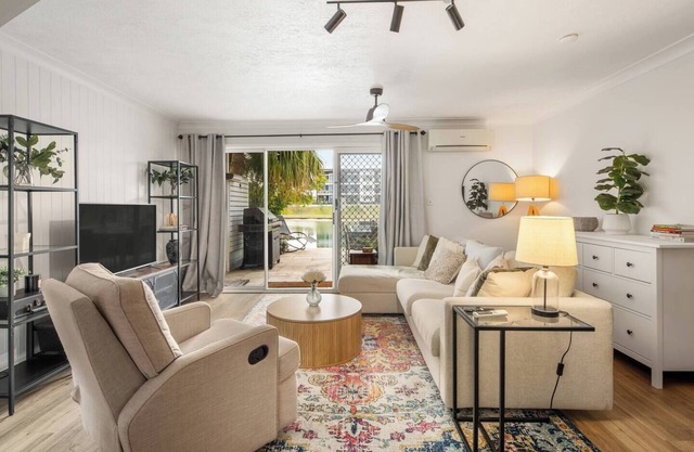 Elanora Oasis Lakefront Serenity and Resort Living