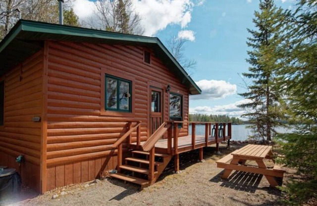 Elbow Lake Lodge: Sunswept 3BR/1BA Lakefront Cabin