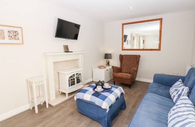 ELDER COTTAGE, pet friendly, with a garden in Eppleby