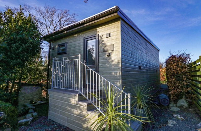 ELDERFLOWER LODGE, family friendly, with a garden in Cartmel