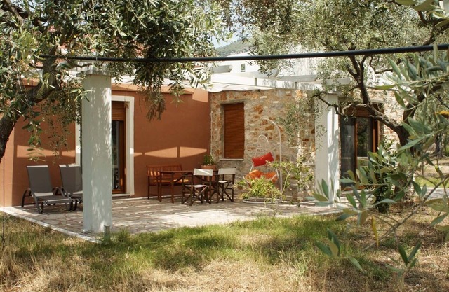 ELEA 2, NUEVAS CASAS DE PIEDRA, EN UN OLIVO, LUGAR TRANQUILO, EN THASSOS