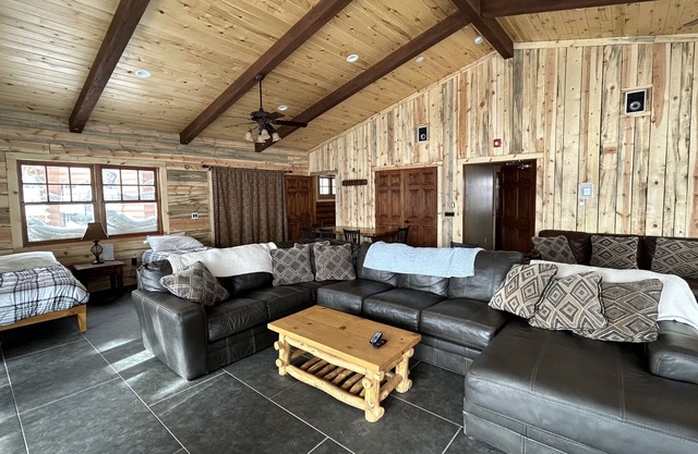 Electric Mountain Lodge: Mtn Views, Restaurant, Bar, Events, Rentals | Bunkhouse