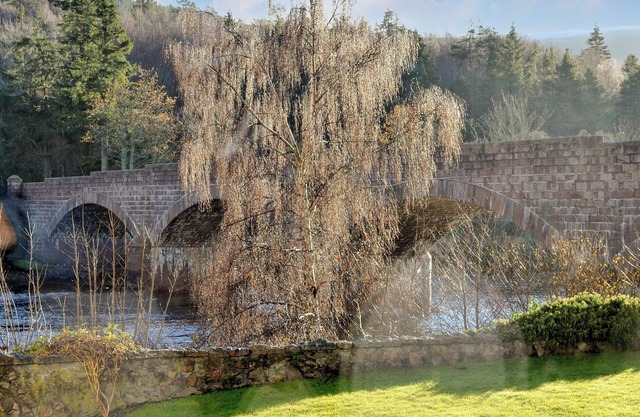 Elegance and style are combined in this lovely spacious apartment on the banks of the River Dee.