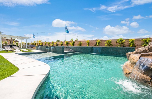 Elegance House- VERY Close to festivals and PGA West, rock slide pool