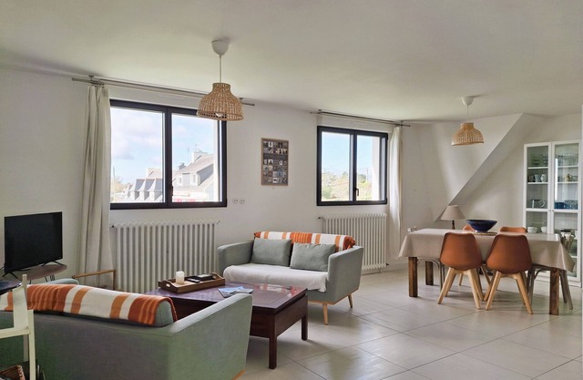 Elegance on the bay, modern apartment with garden and sea view