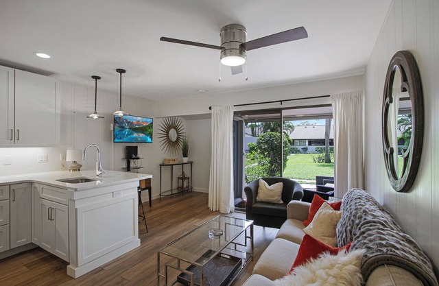 NEW! Elegant 1/1 condo The Meadows Pool and Golf Courses!