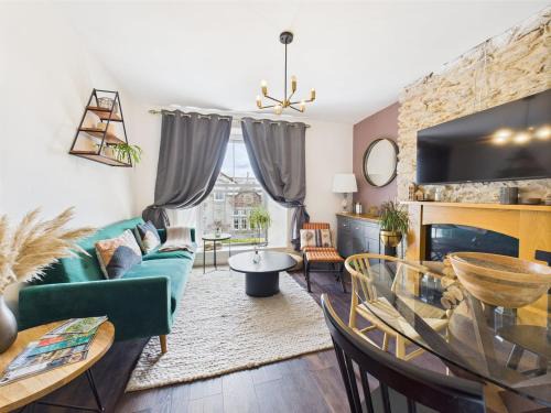 Elegant 1-Bed Apt | Central Falmouth | Parking & WiFi | Lockbox Entry | Walk to Town & Pubs | Quiet Residential Road | Top Floor Apartment | Near Train Stations & Beaches