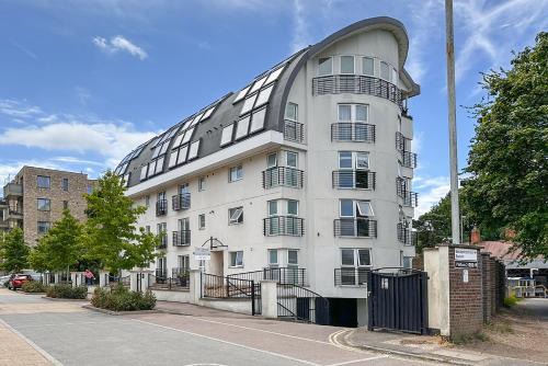 Elegant 1-Bed Open-Plan Living Free Parking