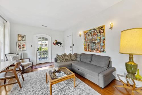 Elegant 1BR in Elizabeth with Covered Porch