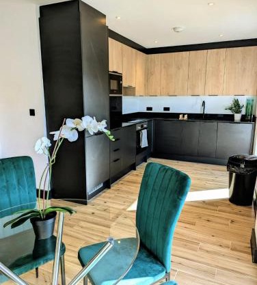 Elegant 2 bed flat with balcony