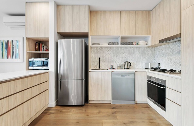 Elegant 2-Bed Modern Apartment with Balcony