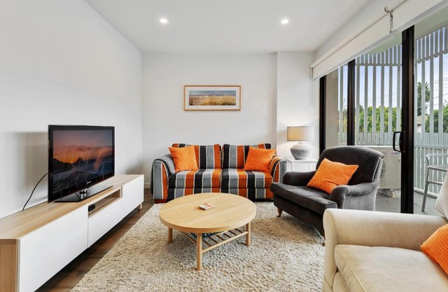 Elegant 2-Bed Modern Apartment with Balcony