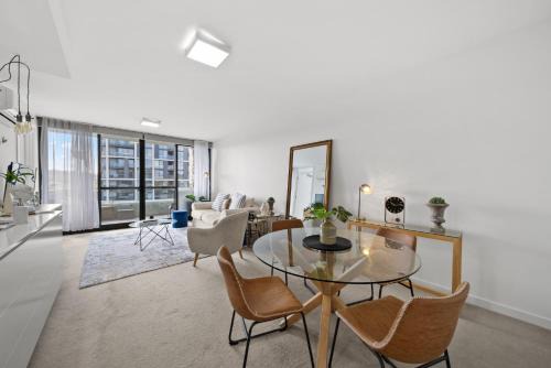 Elegant 2-Bed with Pool Alfresco Dining & Balcony