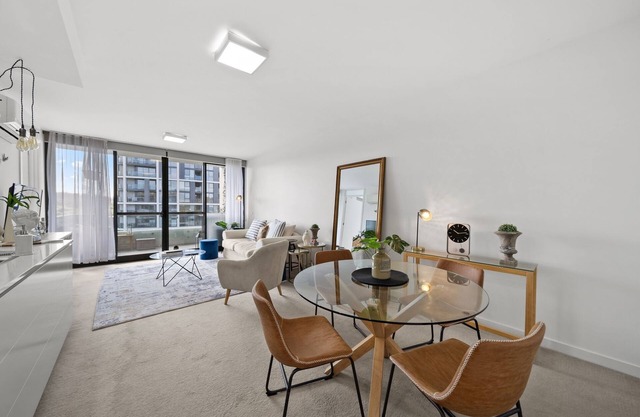 Elegant 2-Bed with Pool, Alfresco Dining & Balcony
