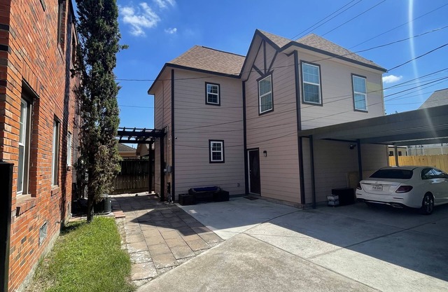 Elegant 2 Bedroom 2 bathroom house in the museum district