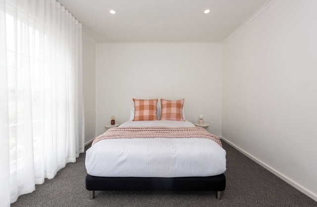 Elegant 2-bedroom House in Prahran w/ Parking!