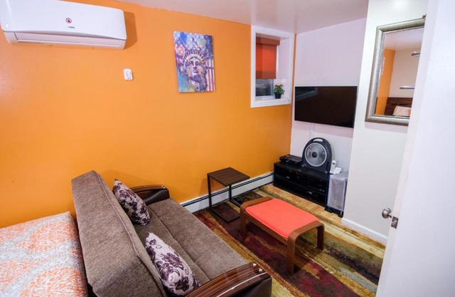 Elegant 2 Bedroom Suite w Modern Amenities