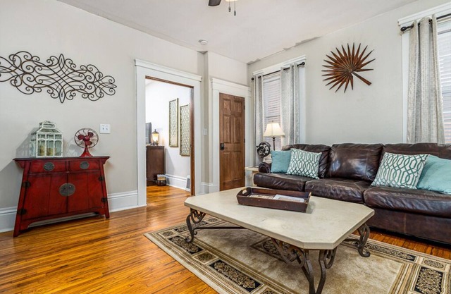 Elegant 2 BR With Stunning Kitchen Prime Location!