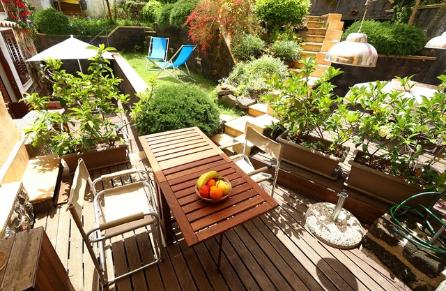 Elegant 2-level furnished and air-conditioned apartment with garden