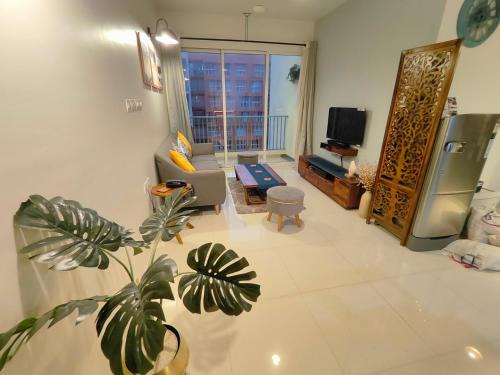 Elegant 2bhk Pool front 10 mins from Dabolim Airport by Zennova Stays