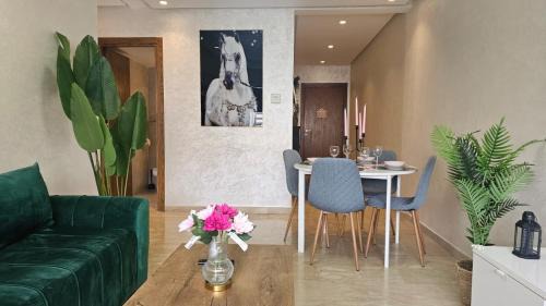 Elegant 2BR, 2BA Apartment with Furnished Terrace & Private Balcony, Ideal Stay in Maârif