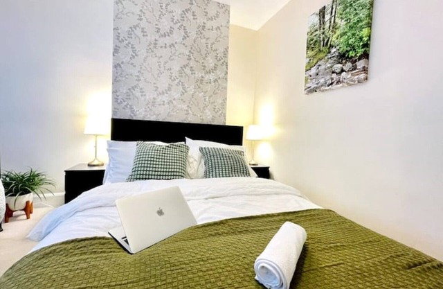 Elegant 2BR 5G Wi-Fi Netflix Parking Garden 4 Beds