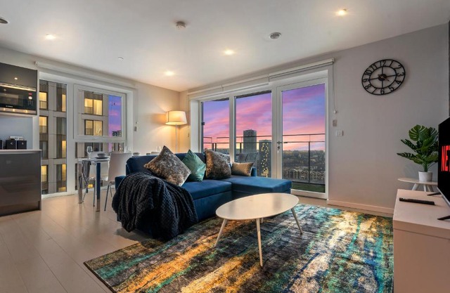 Elegant 2BR flat on 20th floor near many attractions
