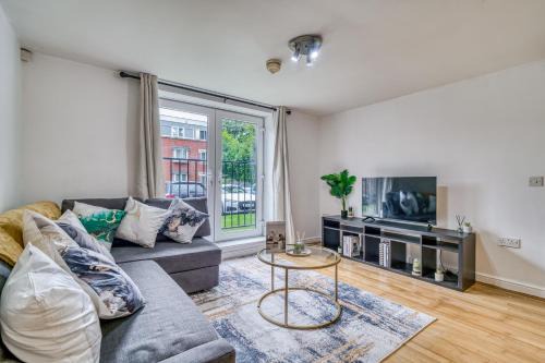 Elegant 2BR with Parking Near Old Trafford