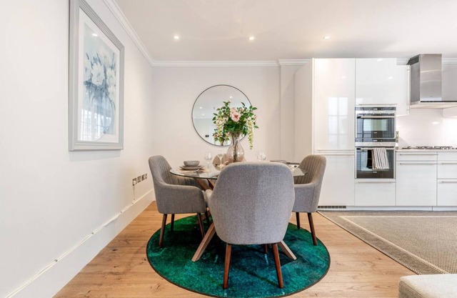 Elegant 3 Bed Apartment near Oxford Street with AC