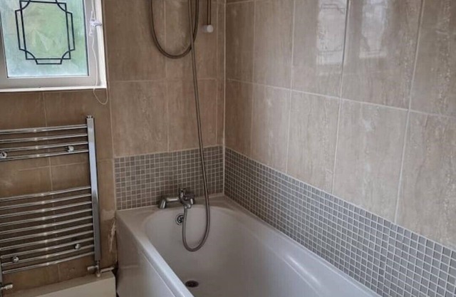 Elegant 3-Bed Home with free wi fi & free parking