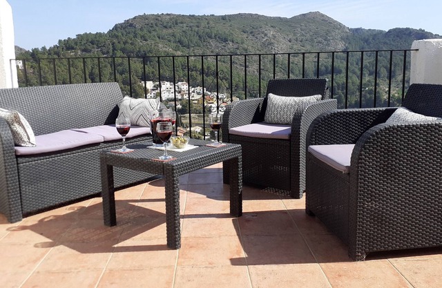 ELEGANTE CASA DE 3 CAMAS CERCA DE PEGO, PRIVADA CON VISTAS FANTÁSTICAS, GRAN PISCINA COMPARTIDA
