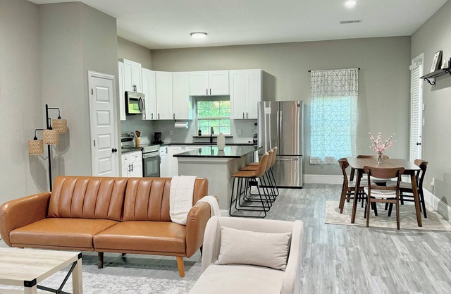 Elegant 3-Bedrm Retreat in Prime Dallas Location w/ fully fenced yard and garage