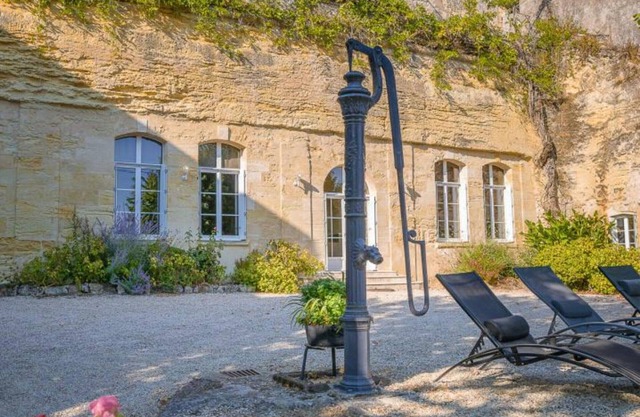 Casa troglodita con spa finlandés, sala de juegos y cerca de viñedos AOC en Vouvray