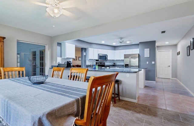 🥇 Elegant 3bd waterfront home (CH846)