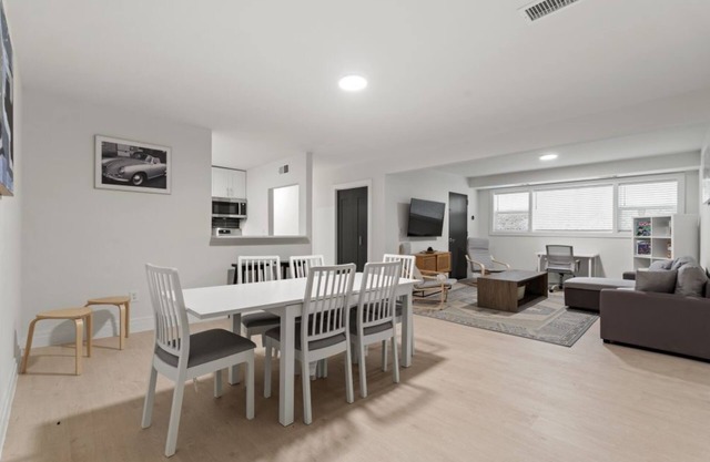 Elegant 3BR Condo in Alexandria: Modern Comforts Await