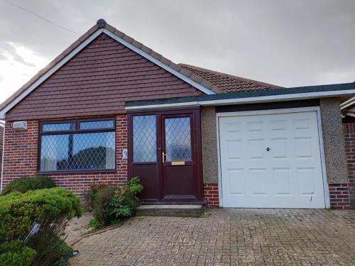 Elegant 4 Bedroom Brighton Home - Near South Downs - Stunning Sea Views - Pool Table - Free Parking for 4 Cars