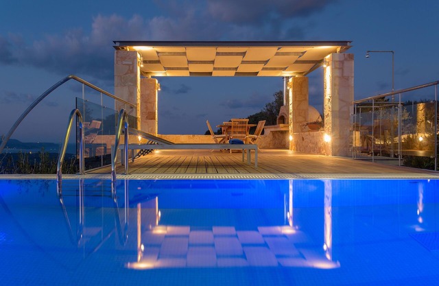Elegante villa de 4 dormitorios muy cerca del mar con increíbles vistas al mar.