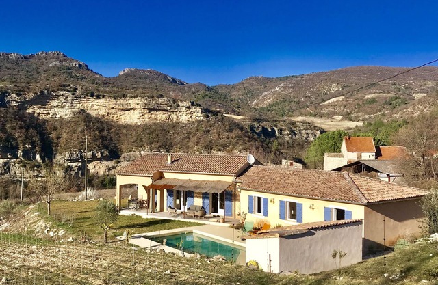 Elegant 4-bedroom villa with private pool, air conditioning and panoramic views