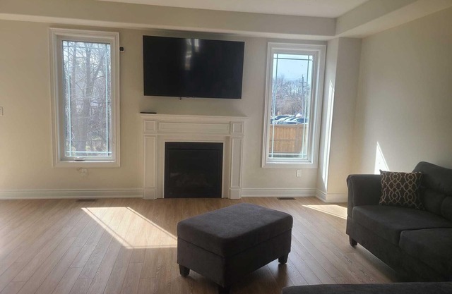 Elegant 4 BR|3.5 Bath Oasis: Mins from Coburg Beach