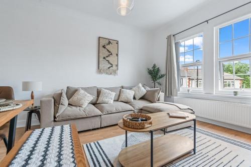 Elegant 4Bed Executive Stay Wi-Fi and Parking