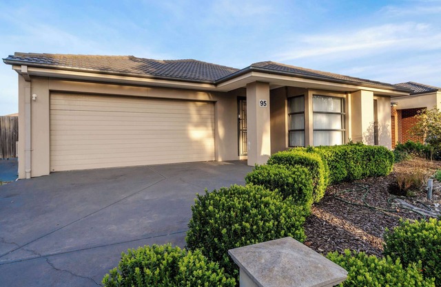 Elegant 4BR Villa with 3 Living Rooms in PointCook