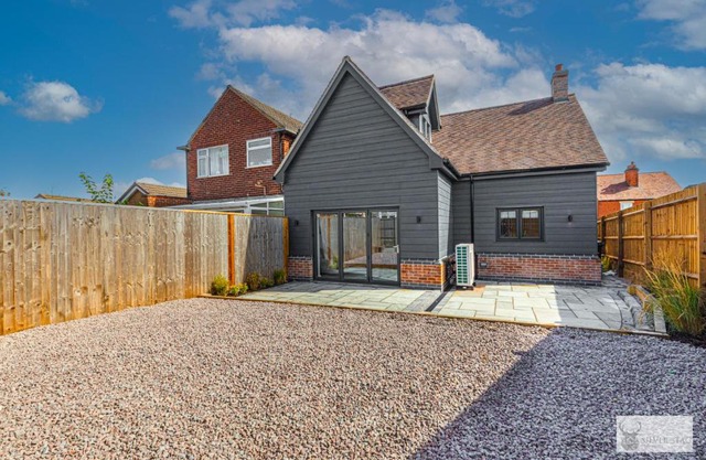Elegant 5-Bed House with Ensuite Rooms