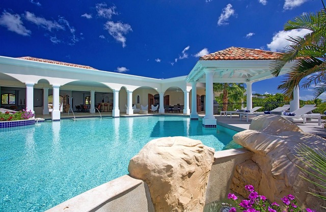 Elegante villa de 6 dormitorios con una magnífica piscina de forma libre.