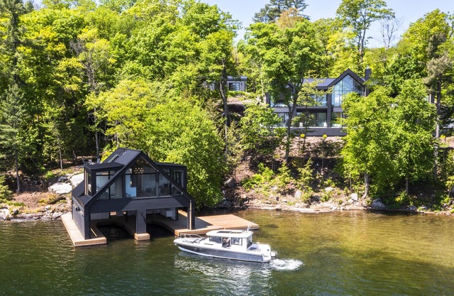 Elegant 7 bed 8 bath cottage on Lake Joseph