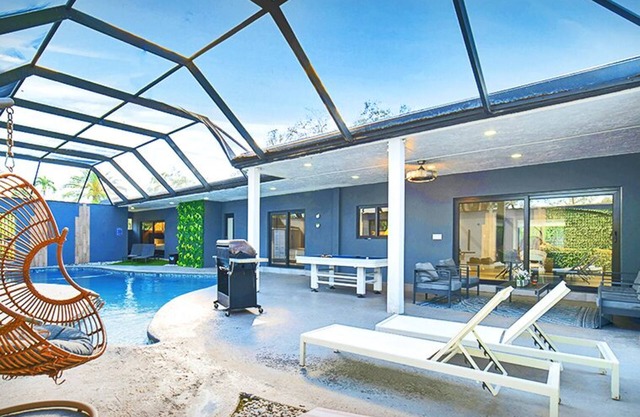 Elegant 7BR/4BA Heated Pool, Near Beach & Zoo