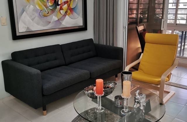 Elegante y seguro en Altos de Alameda, Santo Domingo Oeste, A/C, Netflix, wifi.