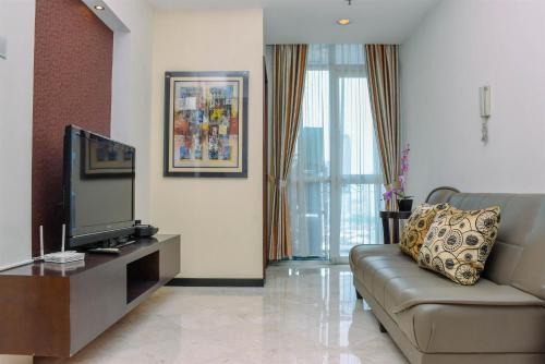 Elegant and Comfort 1BR + Extra Room Apartment at Bellagio Residence By Travelio