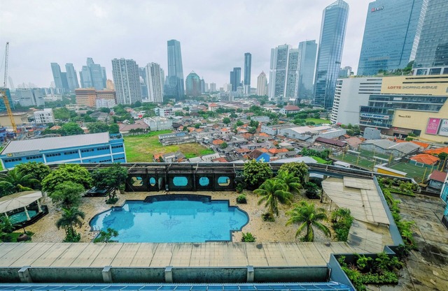 Elegant and Comfy 1BR with Extra Room Apartment at Bellagio Residence