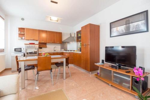 Elegant apartment and free car parking - Quite area