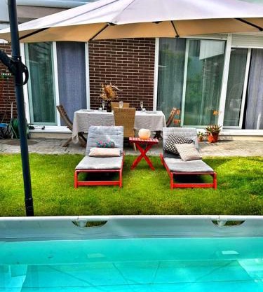 Elegant Apartment for 4 with WiFi, Parking and Private Pool
